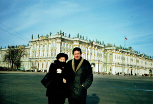 Luc en Annie voor het Hermiatge in Sint Petersburg